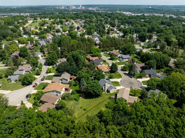 2211 Regent Lane SW, Rochester, MN 55902