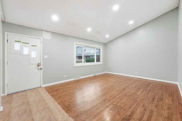 7030 W Carol Avenue, Niles, IL 60714