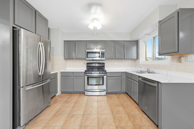7030 W Carol Avenue, Niles, IL 60714