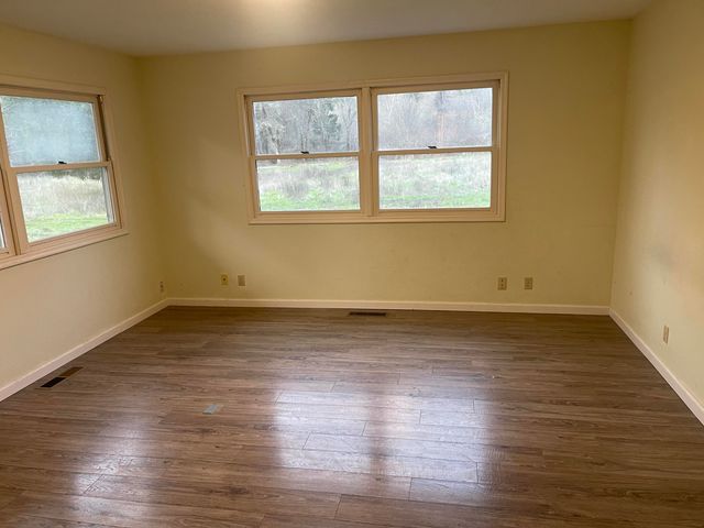 800 Sunny Glen Way, Wolf Creek, OR 97497