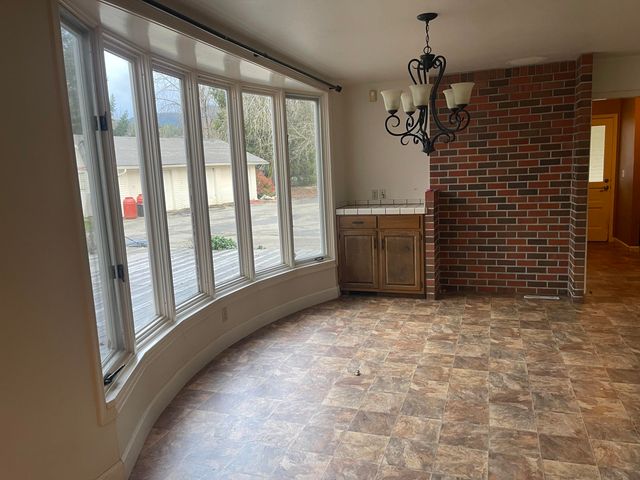 800 Sunny Glen Way, Wolf Creek, OR 97497