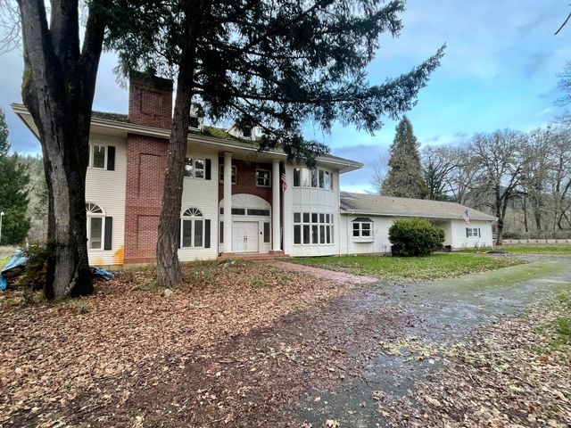 800 Sunny Glen Way, Wolf Creek, OR 97497