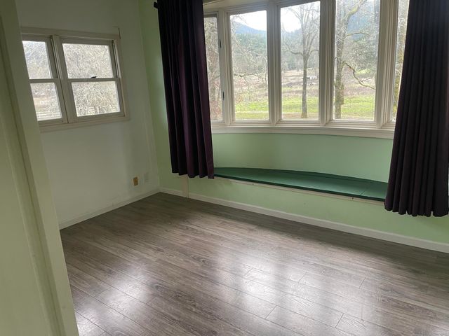 800 Sunny Glen Way, Wolf Creek, OR 97497