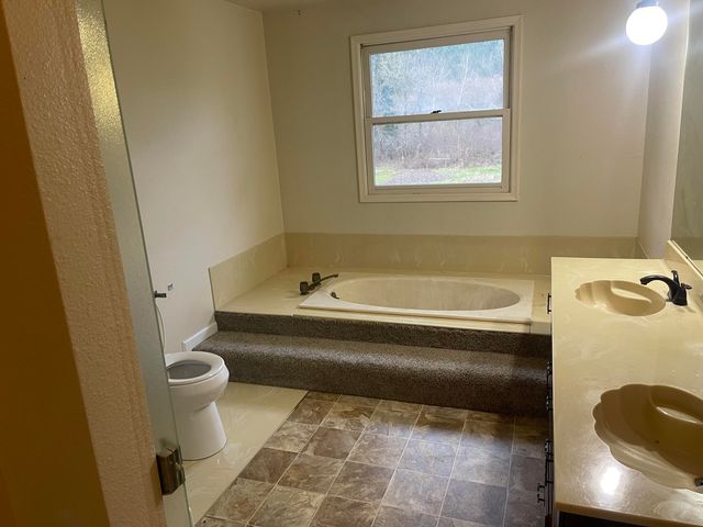 800 Sunny Glen Way, Wolf Creek, OR 97497