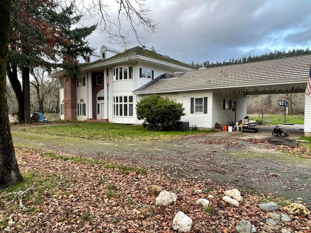 800 Sunny Glen Way, Wolf Creek, OR 97497