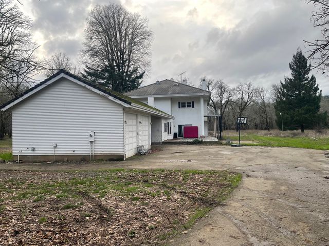 800 Sunny Glen Way, Wolf Creek, OR 97497