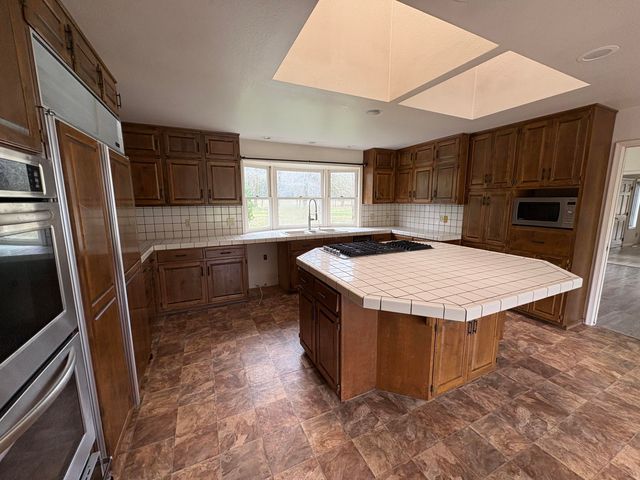 800 Sunny Glen Way, Wolf Creek, OR 97497