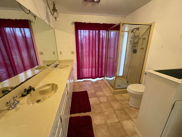 800 Sunny Glen Way, Wolf Creek, OR 97497