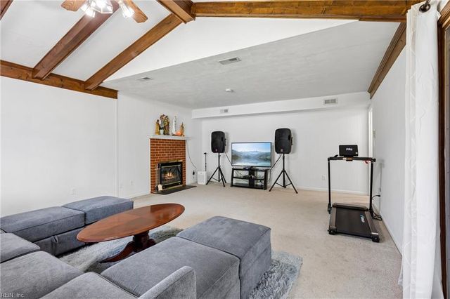 821 Greenwich LN, Newport News, VA 23601