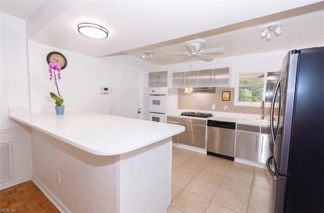 821 Greenwich LN, Newport News, VA 23601