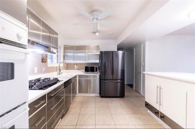 821 Greenwich LN, Newport News, VA 23601