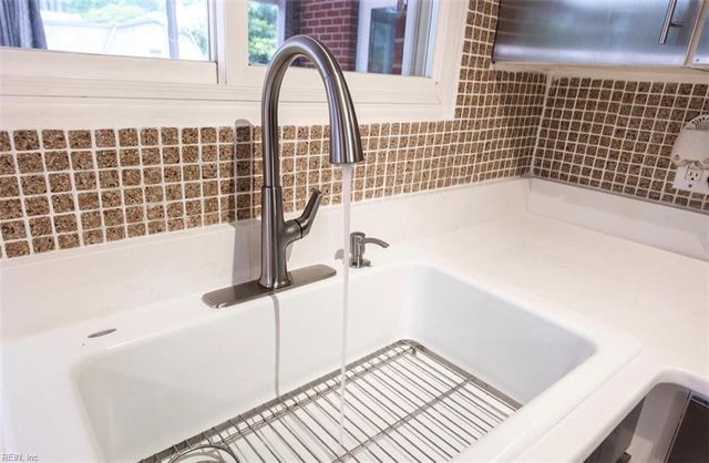 821 Greenwich LN, Newport News, VA 23601