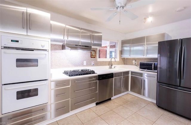 821 Greenwich LN, Newport News, VA 23601