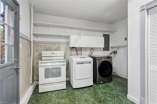 821 Greenwich LN, Newport News, VA 23601