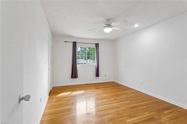 821 Greenwich LN, Newport News, VA 23601