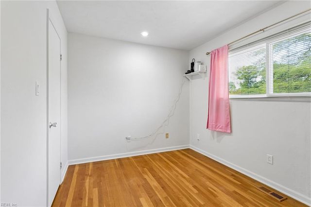 821 Greenwich LN, Newport News, VA 23601