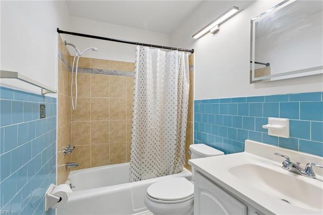 821 Greenwich LN, Newport News, VA 23601