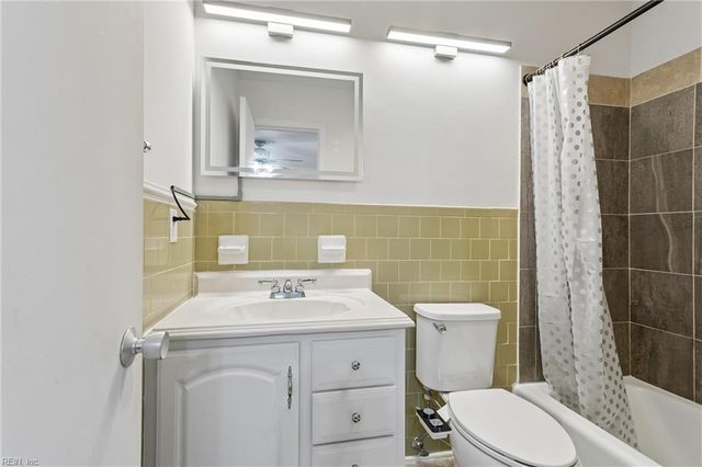821 Greenwich LN, Newport News, VA 23601