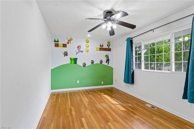 821 Greenwich LN, Newport News, VA 23601