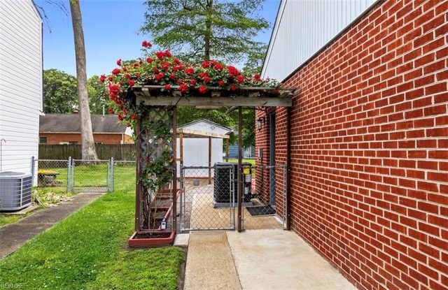 821 Greenwich LN, Newport News, VA 23601