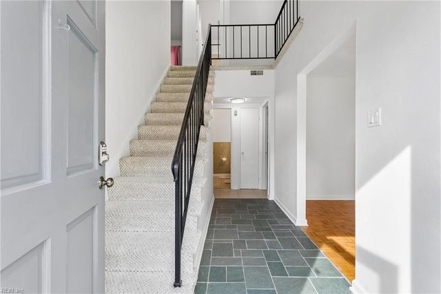 821 Greenwich LN, Newport News, VA 23601