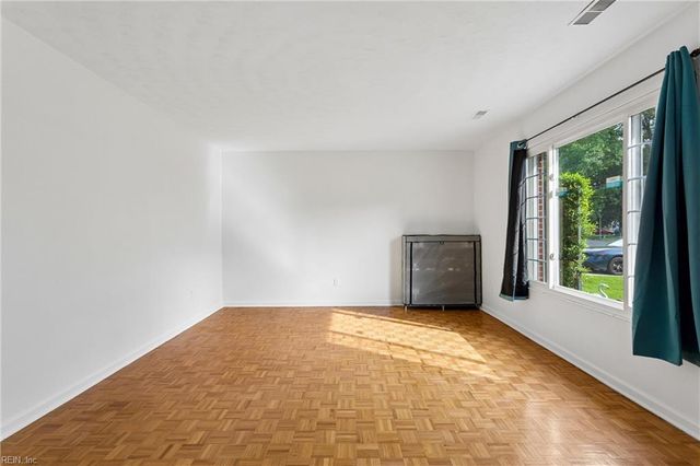 821 Greenwich LN, Newport News, VA 23601