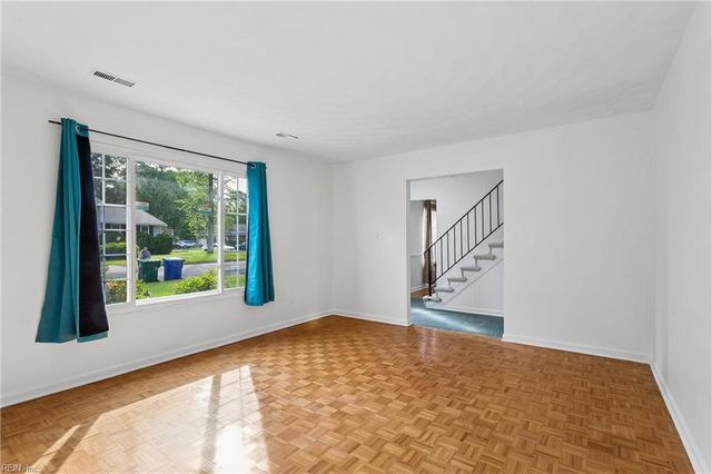 821 Greenwich LN, Newport News, VA 23601