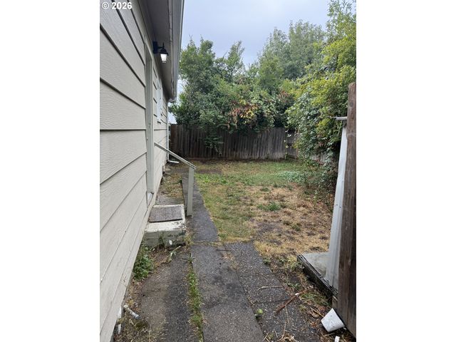 736 5TH St, Springfield, OR 97477