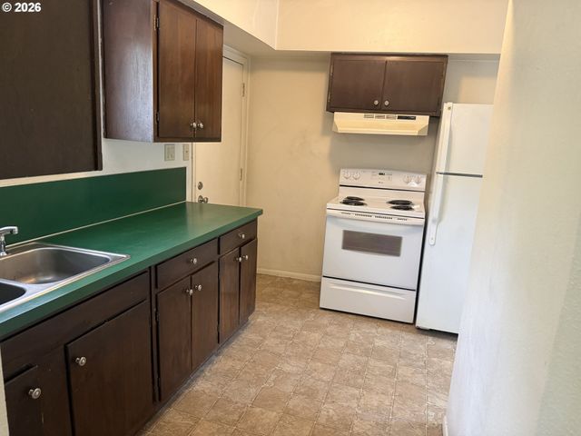 736 5TH St, Springfield, OR 97477