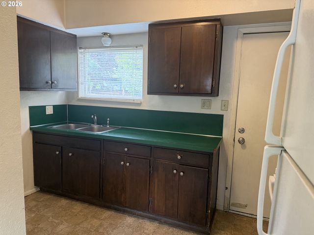 736 5TH St, Springfield, OR 97477