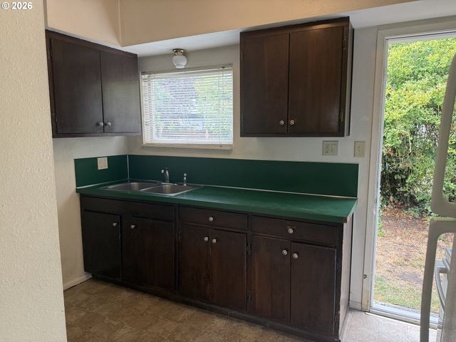 736 5TH St, Springfield, OR 97477