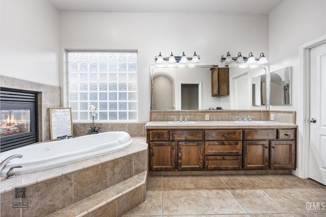 9905 Lightner Way, Bakersfield, CA 93311