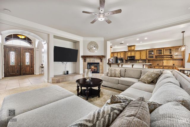 9905 Lightner Way, Bakersfield, CA 93311