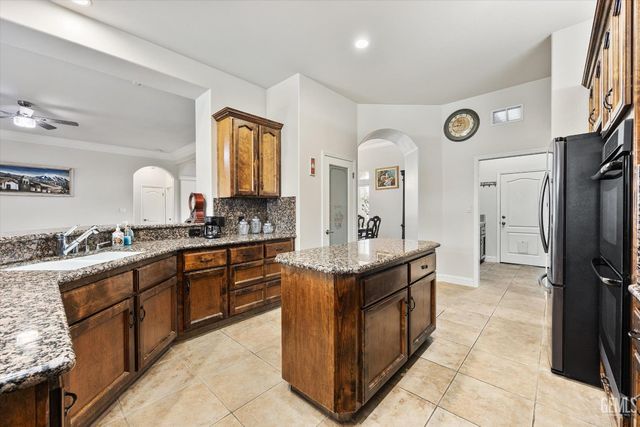 9905 Lightner Way, Bakersfield, CA 93311