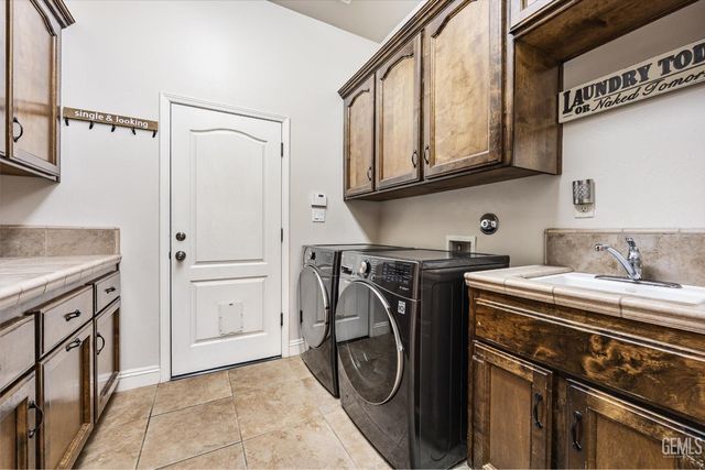 9905 Lightner Way, Bakersfield, CA 93311