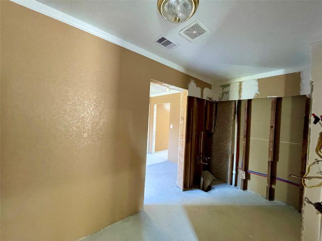 903 W 8th Street, Freeport, TX 77541