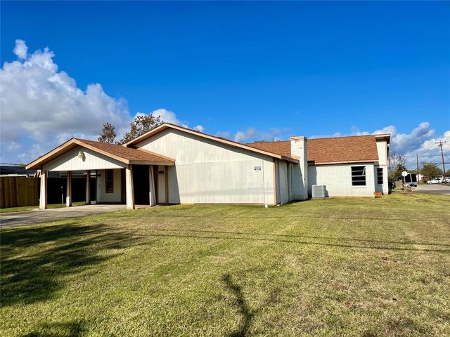 903 W 8th Street, Freeport, TX 77541