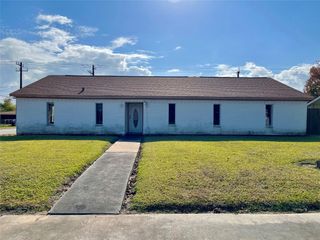 903 W 8th Street, Freeport, TX 77541
