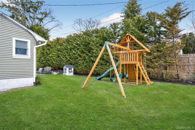 21 Roosevelt Drive, East Norwich, NY 11732
