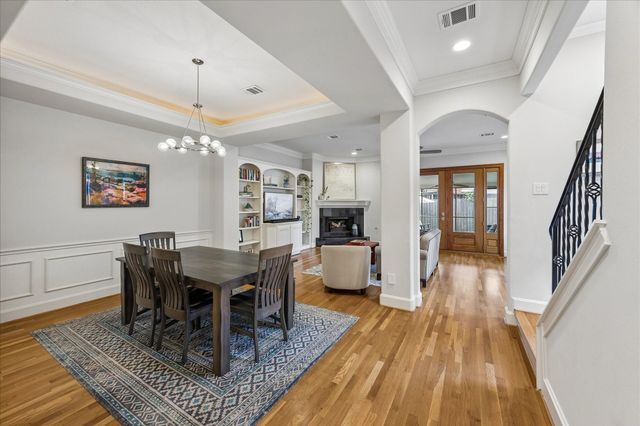 1614 Castle Court, Houston, TX 77006