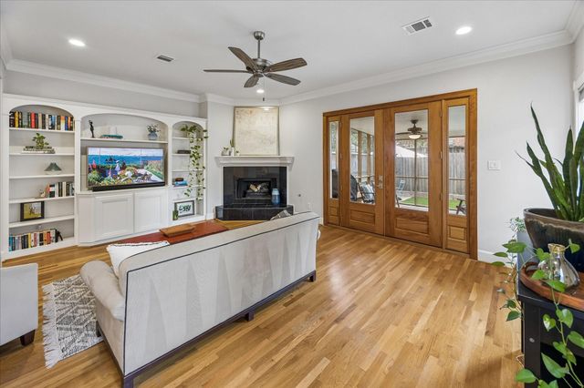 1614 Castle Court, Houston, TX 77006