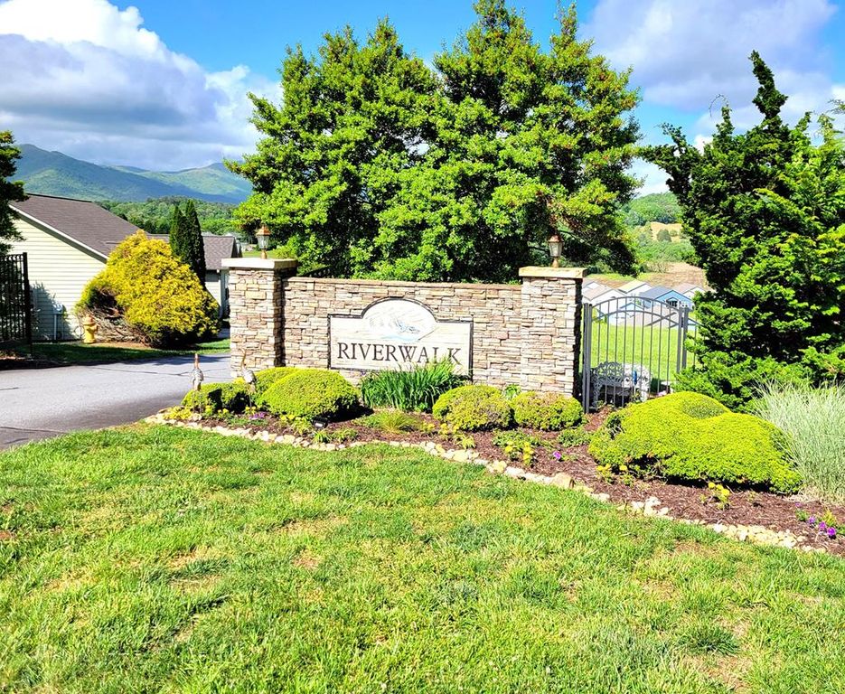 170 Riverwalk Circle, Hayesville, NC 28904
