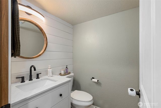 14205 Crown Point Place NW, Silverdale, WA 98383