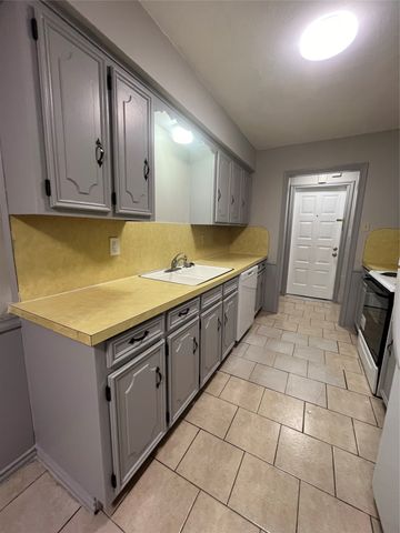 826 Skyline Drive, Duncanville, TX 75116