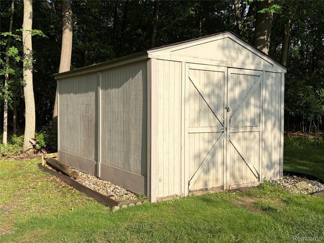 490 Cove View Drive, Waterford Charter Township, MI 48327