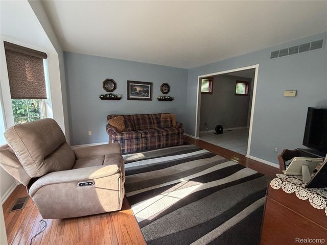 490 Cove View Drive, Waterford Charter Township, MI 48327