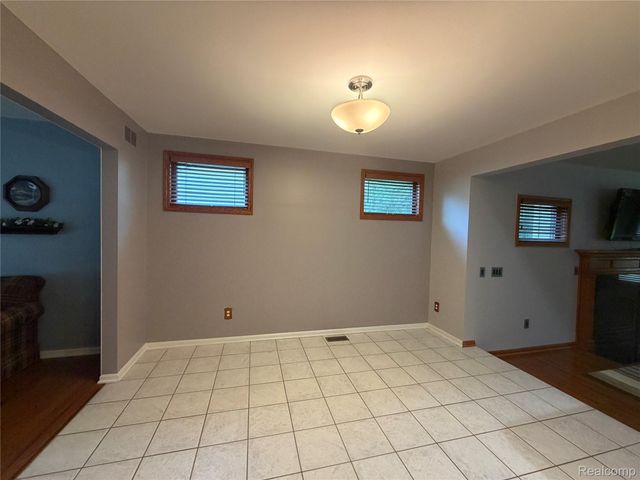 490 Cove View Drive, Waterford Charter Township, MI 48327