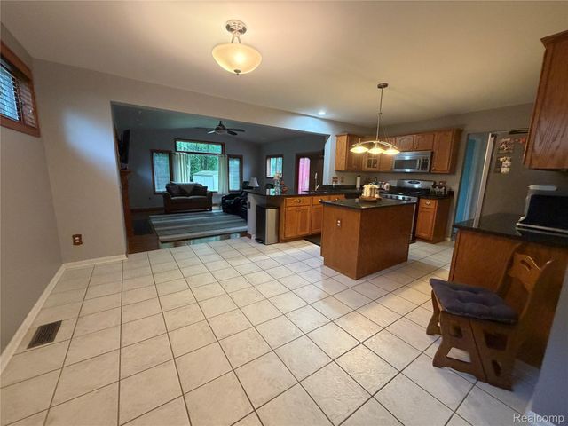 490 Cove View Drive, Waterford Charter Township, MI 48327