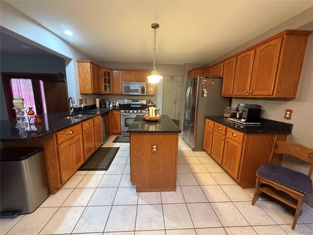490 Cove View Drive, Waterford Charter Township, MI 48327
