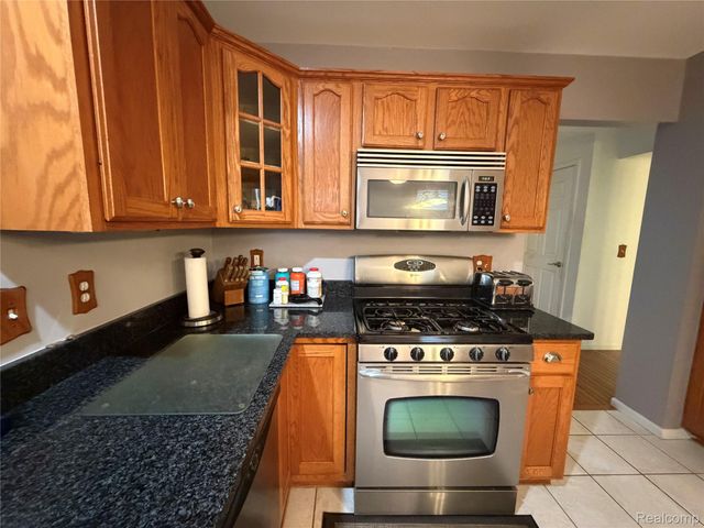 490 Cove View Drive, Waterford Charter Township, MI 48327